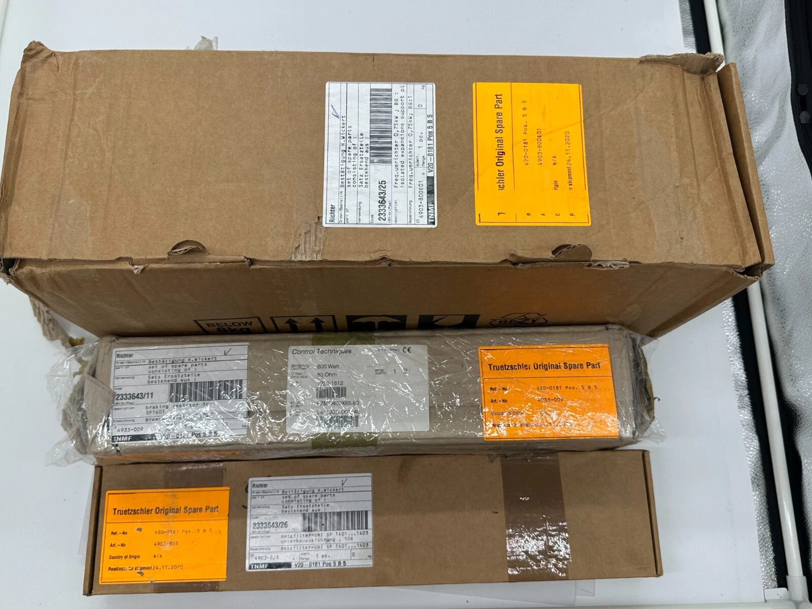 Inversor Control Techniques Unidrive SP1401 de 0,75/1,1 kW + filtro de línea EMI SP1401–SP1403 + resistencia de frenado de 600 W y 80 Ω