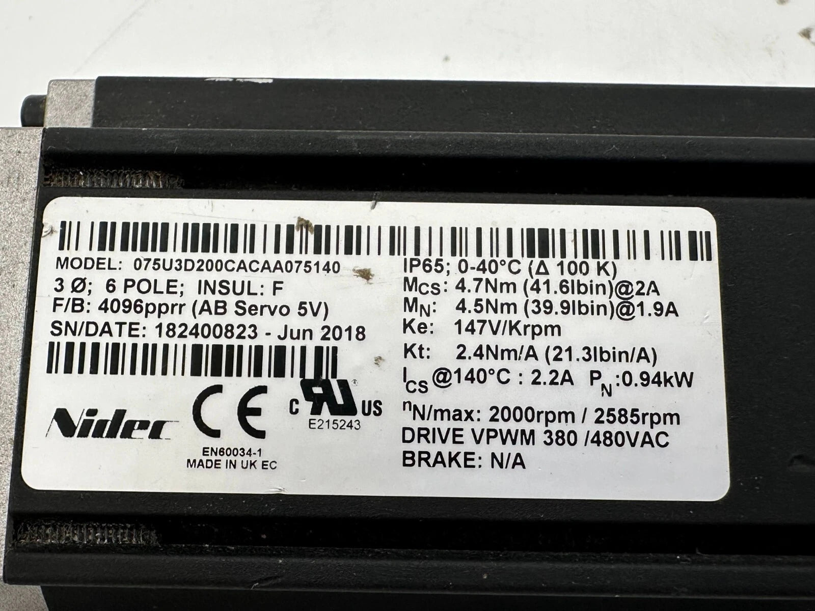 TÉCNICAS DE CONTROL Nidec 075U3D200CACAA075140 Servomotor 0,94kW + cables