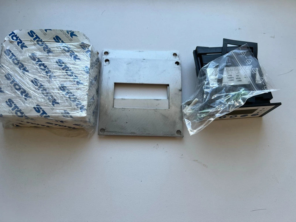 Stork Tronic Temperature Controller Pt100, 230V AC, 3 Relay Outputs, Digital Panel Mount Thermostat