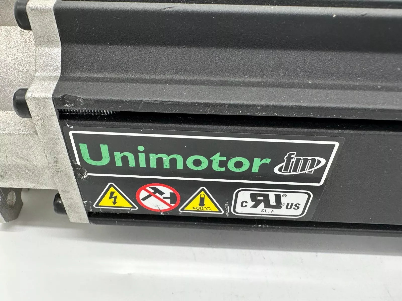 TÉCNICAS DE CONTROL Nidec 075U3D200CACAA075140 Servomotor 0,94kW + cables