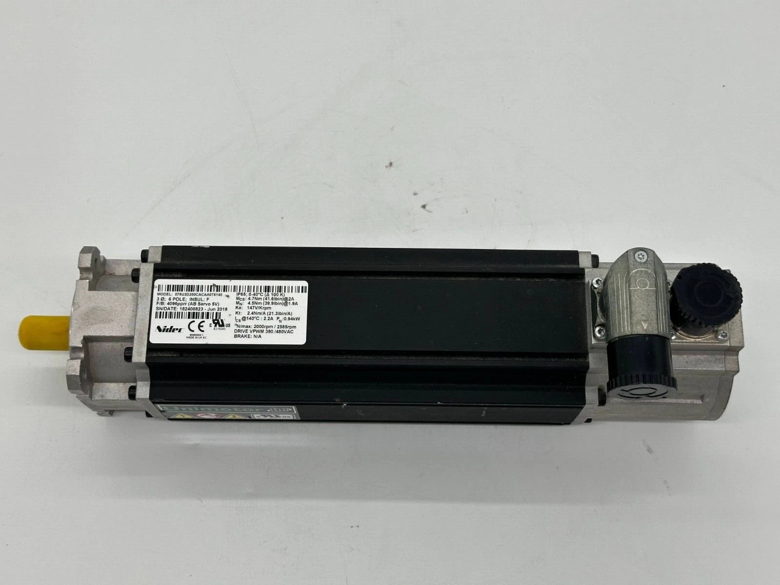 TÉCNICAS DE CONTROL Nidec 075U3D200CACAA075140 Servomotor 0,94kW + cables